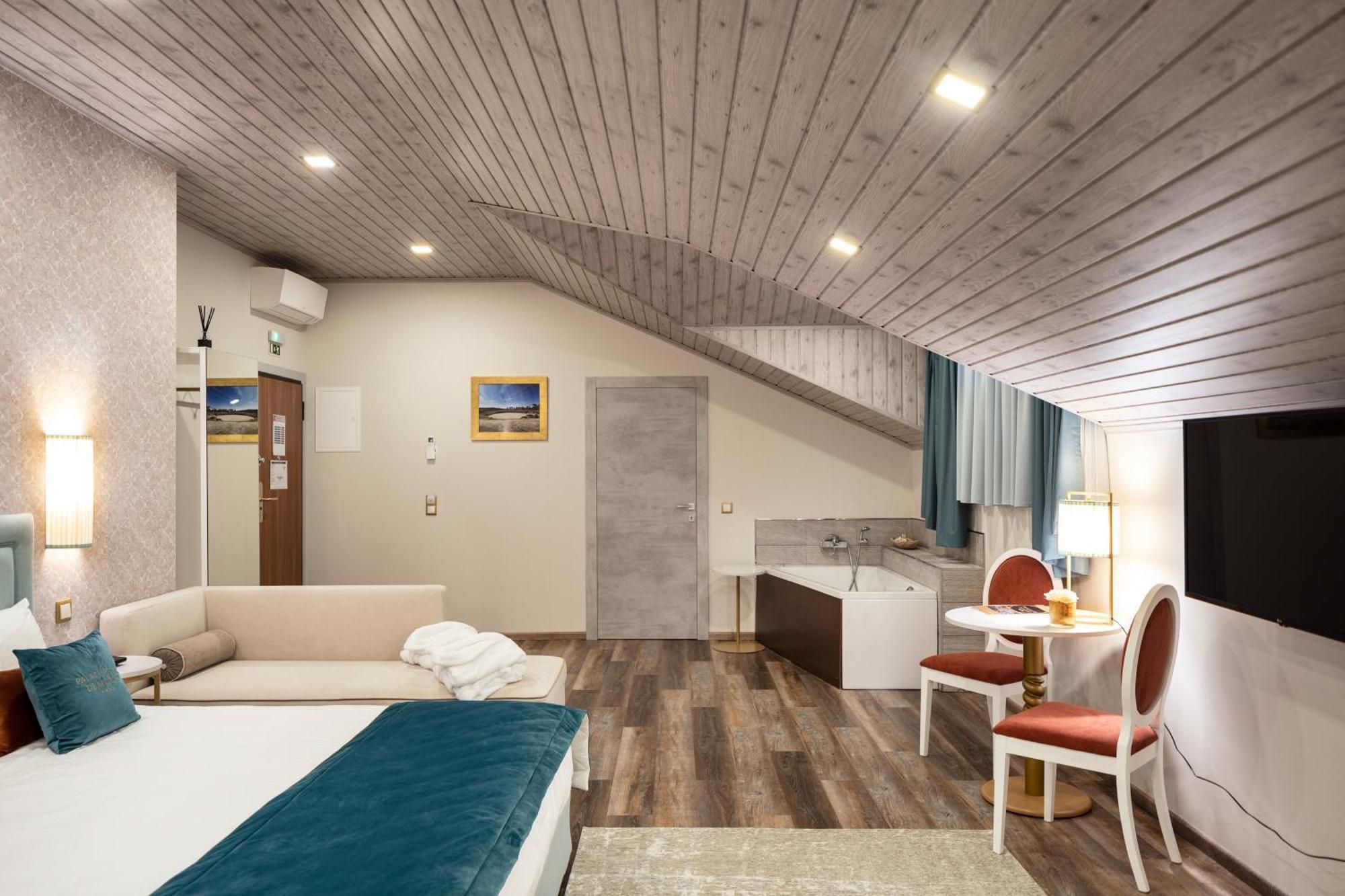 Palace De 4*